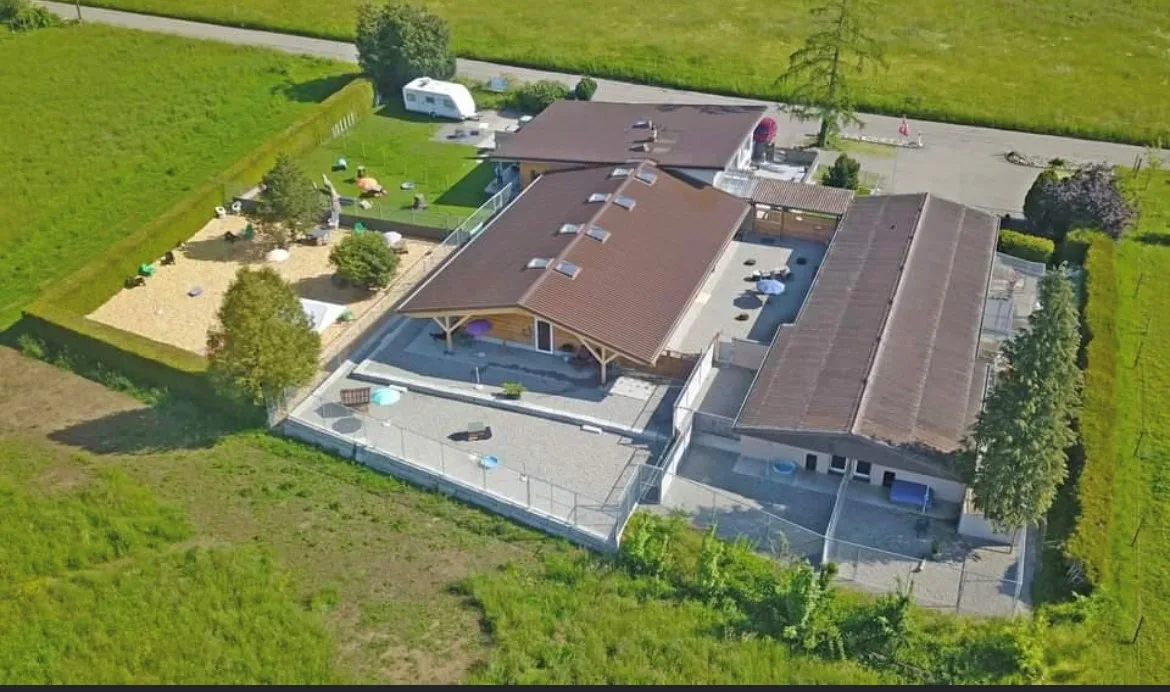 Man sieht eine Tierpension aus der Vogelperspektive.